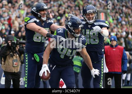 22 dicembre 2019: Il tight end dei Seattle Sehawks Luke Willson (82), il tight end dei Seattle Sehawks Jacob Hollister (48) e il fullback dei Seattle Seahawks Nick Bellore (44) celebrano il touchdown di Bellore durante una gara tra gli Arizona Cardinals e i Seattle Seahawks al CenturyLink Field di Seattle, WA. I Cardinals sconfissero i Seahawks 27-13. Sean Brown/CSM(immagine di credito: &Copy; Sean Brown/CSM tramite cavo ZUMA) Foto Stock