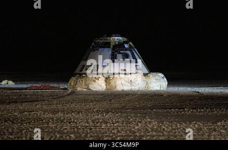 20 dicembre 2019 - Cape Canaveral, Florida, Stati Uniti - il Boeing CST-100 Starliner è visto dopo che è atterrato a White Sands, New Mexico, domenica 22 dicembre 2019. L'atterraggio completa un abbreviato Orbital Flight test per la compagnia che soddisfa ancora diversi obiettivi di missione per il programma Commercial Crew della NASA. La navicella Starliner è stata lanciata su un razzo Atlas V della United Launch Alliance alle 6:36 di venerdì 20 dicembre dallo Space Launch Complex 41 presso la Cape Canaveral Air Force Station in Florida. (Immagine di credito: © Bill Ingalls/ NASA/ZUMA Wire/ZUMAPRESS.com) Foto Stock