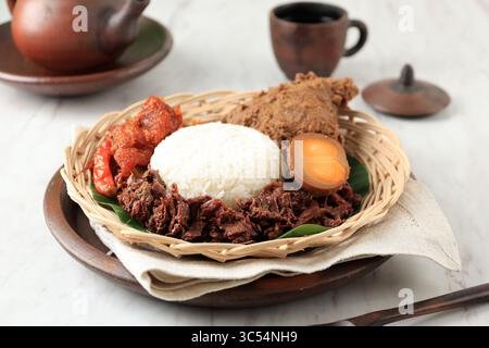 Nasi Gudeg Komplit, cibo tipico da Yogyakarta, Indonesia. Riso con stufato di Jackfruit cotto con latte di cocco. Foto Stock