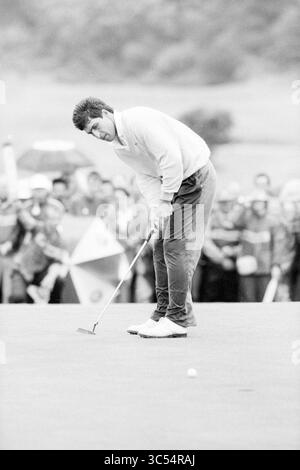 KLM apre varie registrazioni, golf, golf, 29-07-1989','30-07-1989 Whizgle News, Dutch Desk, i Paesi Bassi, 1950-2000 Un golfista si concentra intensamente mentre si prepara a fare il putt, con una folla di spettatori sullo sfondo, alcuni che tengono ombrelli. L'attenzione sulla sua forma evidenzia la tensione e l'anticipazione del momento. Foto Stock