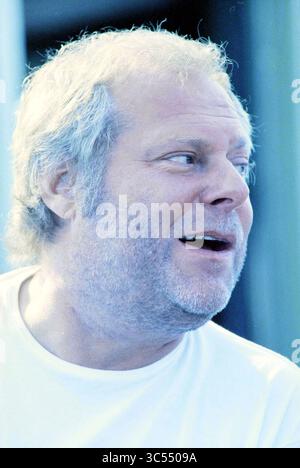 Pagina estiva: Ritratto Oscar Benton, 20-07-1996 Whizgle News, Dutch Desk, Paesi Bassi, 1950-2000 Un uomo allegro con una barba leggera e capelli baciati dal sole è colto in un momento di risate, la sua espressione irradia calore e gioia. Foto Stock
