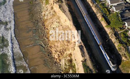 14 dicembre 2018, del Mar, California, USA: Questa è una diapositiva che si è verificata l'11 dicembre 2018, la quarta volta che quell'anno le scogliere sopra la spiaggia di del Mar tra la 9th e la 10th Street si sono ripiene sulla spiaggia sottostante. I funzionari sono preoccupati che la continua erosione stia mettendo in pericolo i binari del treno che si trovano vicino al bordo delle scogliere. (Immagine di credito: © John Gibbins/San Diego Union-Tribune via cavo ZUMA) Foto Stock