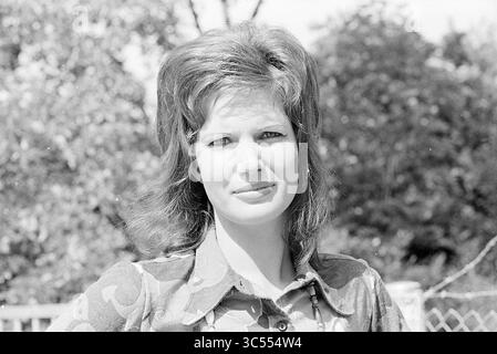 Models Loe-Loe, Models, 29-05-1971 Whizgle News, Dutch Desk, Paesi Bassi, 1950-2000 Una giovane donna con i suoi particolari capelli e le sue audaci sopracciglia guarda con sicurezza la fotocamera, vestita con una camicetta a motivi geometrici e adagiata su uno sfondo di alberi. Foto Stock