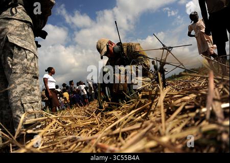 24 gennaio 2010 - Port au Prince, Haiti - Un controllore di combattimento dell'aeronautica statunitense si prepara a contattare il centro operativo di tattiche speciali via radio mentre conduce un'indagine sulla zona di lancio a Port-au-Prince, Haiti, 24 gennaio 2010, durante l'operazione Unified Response. (Immagine di credito: © Master Sgt. Jeremy T. Lock/USAF via ZUMA Wire/ZUMAPRESS.com) Foto Stock