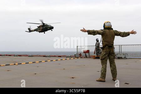1 gennaio 2020, Sydney, nuovo Galles del Sud, Australia: Il team di HMAS Choules in cabina di volo scortano un aereo mentre la nave si prepara a fornire sostegno alle comunità colpite da incendi boschivi. Le navi della Royal Australian Navy HMAS Choules salparono da Sydney il giorno di Capodanno 2020, come parte degli sforzi multi-agenzia per sostenere le comunità colpite dai grandi incendi boschivi lungo la costa orientale australiana. (Immagine di credito: © Helen Frank/Royal Australian Navy via ZUMA Wire) Foto Stock