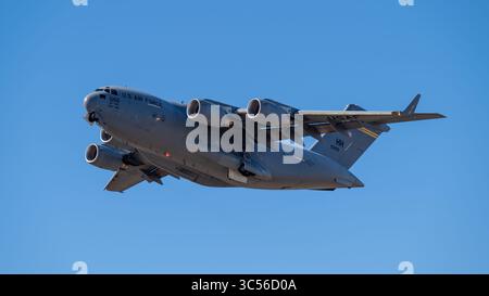 Un C-17 Globemaster III della U.S. Air Force assegnato al 15th Wing, Joint base Pearl Harbor-Hickam, Hawaii, decolla per una missione sul Queensland, Aust Foto Stock