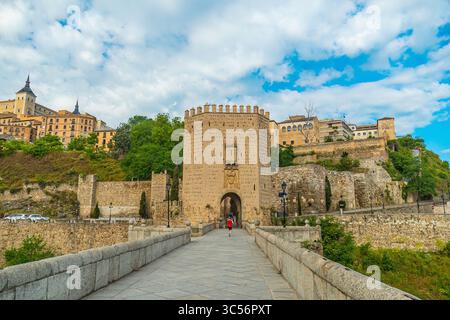 Alcázar e Ponte dell'Alcantara, un ponte ad arco a Toledo, Spagna Foto Stock