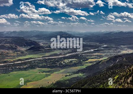 La vista dalla cima del monte Rendezvous si affaccia a sud-est attraverso la Jackson Hole Valley Foto Stock