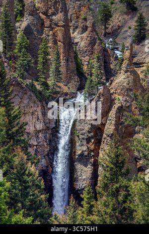 Tower Falls è una delle cascate più iconiche del parco nazionale di Yellowstone. Foto Stock