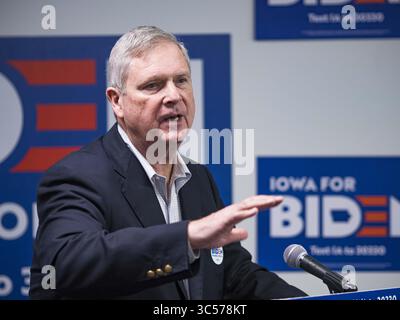 8 gennaio 2020, Des Moines, Iowa, Stati Uniti: Ex governatore democratico dell'Iowa (e Segretario dell'Agricoltura per il presidente Obama) TOM VILSACK parla a nome del candidato presidenziale democratico ed ex vicepresidente Joe Biden. I surrogati del Vicepresidente Biden visiteranno l'Iowa questa settimana per sostenere la candidatura di Biden alla presidenza degli Stati Uniti. L'Iowa ospita il primo evento di selezione presidenziale del ciclo elettorale del 2020. I caucus dell'Iowa sono il 3 febbraio 2020. (Immagine di credito: © Jack Kurtz/ZUMA Wire) Foto Stock