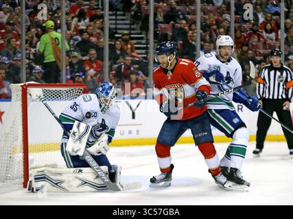 9 gennaio 2020, Sunrise, FL, USA: Jonathan Huberdeau (11) dei Florida Panthers insegue il puck mentre Alexander Edler (23) dei Vancouver Canucks difende la rete con il portiere dei Canucks Thatcher Demko (35) il secondo periodÂ al BB&T Center di Sunrise, Flag., giovedì 9 gennaio 2020. I Panthers vinsero 5-2. (Immagine di credito: © TNS via cavo ZUMA) Foto Stock