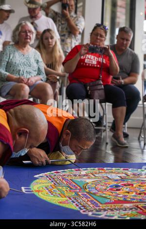 11 gennaio 2020, St. Petersburg, Florida, Stati Uniti: La gente osserva come i monaci tibetani lavorano su un mandala di sabbia sacra al Florida CraftArt sabato 11 gennaio 2020 a St. Petersburg. (Immagine di credito: © Martha Asencio Rhine/Tampa Bay Times via ZUMA Wire) Foto Stock