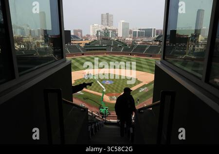 13 gennaio 2020, Chicago, Illinois, USA: I Cubs hanno molte domande a cui rispondere alla convention annuale dei fan di questo fine settimana, il calcio d'inizio non ufficiale della nuova stagione. La vista dall'esterno del nuovo Catalina Club sul ponte superiore dietro il piatto di casa al Wrigley Field è visibile in questa foto del 6 aprile 2019. (Immagine di credito: © TNS via cavo ZUMA) Foto Stock