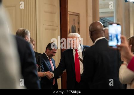 Il presidente Donald J. Trump saluta i partecipanti al Summit inaugurale della Casa Bianca sulla fede e i leader aziendali, stringendo la mano e incontrando i leader e i dirigenti della fede nazionale dopo il suo discorso sulla libertà religiosa e il ruolo della fede nella società. 14 luglio 2025. Per gentile concessione della Casa Bianca. Foto Stock