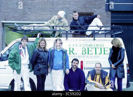 Fa. Betjes, società di pittura, Haarlem, Paesi Bassi, 26-01-2000 Whizgle News, Dutch Desk, Paesi Bassi, 1950-2000 Un gruppo di persone diverse, vestite con abbigliamento casual, posa intorno a un furgone con il nome di una compagnia di pittura in mostra. Mostrano un mix di espressioni rilassate ed entusiaste, contribuendo a creare un'atmosfera amichevole e collaborativa. Un paio di persone si siedono in cima al furgone, mentre altre si trovano davanti, creando una dinamica di squadra vivace. Foto Stock