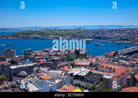 Turchia: Vista sul Corno d'Oro dalla Torre Galata (Galata Kulesi) con la grande Moschea di Santa Sofia (centro superiore) la Moschea Blu (Moschea del Sultano Ahmed, in alto a destra) e il Palazzo Topkapi (in alto a sinistra), e in primo piano la zona di Beyoglu, Istanbul. Istanbul è la città più grande della Turchia, con una popolazione di oltre 15 milioni di abitanti. La città fu fondata nel VII secolo a.C. e conosciuta come Bisanzio. Dal 330 la città era conosciuta come Costantinopoli. Durante la sua storia è stato conosciuto con un certo numero di altri nomi, tra cui Stamboul, Kostantiniyye e Islambol. Foto Stock