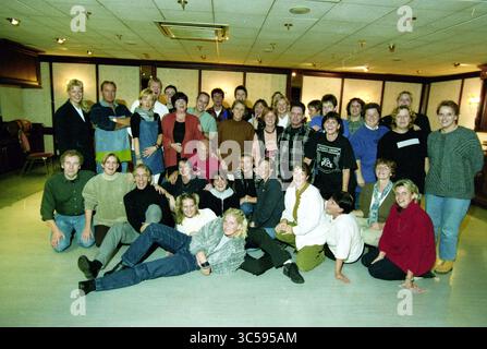 Musical Face, Nieuw-Vennep, Nieuw-Vennep, 25-10-1998 Whizgle News, Dutch Desk, i Paesi Bassi, 1950-2000 Un grande gruppo di persone sorride e posa insieme in un accogliente ambiente interno, che mette in mostra un mix di stili di abbigliamento casual e un'atmosfera amichevole, suggerendo un incontro o una festa. Foto Stock