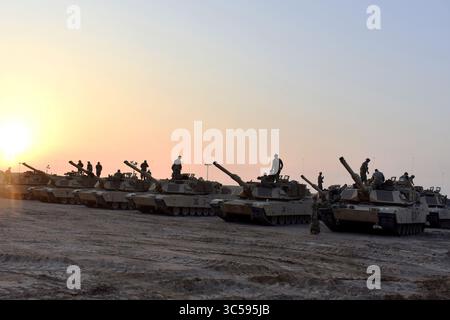 5 gennaio 2020 - Medio Oriente - i soldati statunitensi del 30th Armored Brigade Combat Team conducono un'esercitazione di lancio parziale di veicoli corazzati che include il M1A1 Main Battle Tank, M2A2 Bradley Fighting Vehicle e M109 Paladin a supporto dell'addestramento di preparazione in Medio Oriente, 5 gennaio 2020. L'unità fornisce potenza di combattimento a terra per lo U.S. Army Central Command ed è composta da unità della U.S. National Guard provenienti dalla Carolina del Nord, dalla Carolina del Sud, dall'Ohio e dalla Virginia Occidentale. (Immagine di credito: © U.S. Army/ZUMA Wire/ZUMAPRESS.com) Foto Stock