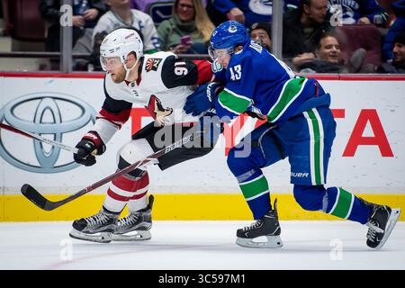 16 gennaio 2020: Il difensore dei Canucks Quinn Hughes (43) inseguendo l'ala sinistra dei Coyotes Taylor Hall (91) durante la partita NHL tra gli Arizona Coyotes e i Vancouver Canucks alla Rogers Arena di Vancouver, Canada. Dom Gagne/CSM(immagine di credito: &Copy; dom Gagne/CSM tramite cavo ZUMA) Foto Stock