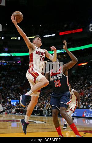 22 gennaio 2020, Miami, Florida, Stati Uniti: Tyler Herro (14) dei Miami Heat va in palla contro Ian Mahinmi (28) dei Washington Wizards nel secondo quarto all'AmericanAirlines Arena di Miami mercoledì 22 gennaio 2020. (Immagine di credito: © TNS via cavo ZUMA) Foto Stock