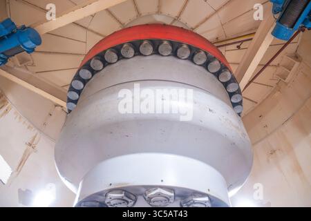 Una vista ravvicinata di una turbina Kaplan situata all'interno della centrale idroelettrica Orlik in Cechia evidenzia l'ingegneria alla base della generazione di energia idroelettrica. Foto Stock
