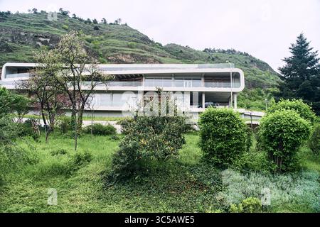 Edificio moderno nel giardino botanico. Centro visitatori. Giardino botanico nazionale di Tbilisi Foto Stock