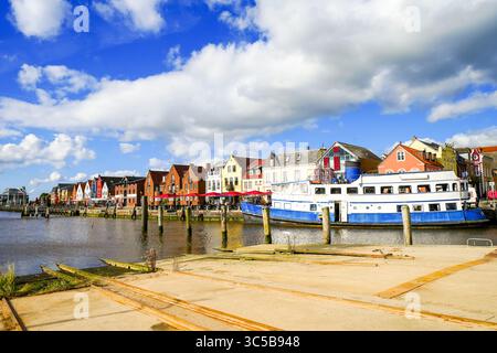 Vista dell'Husumer Au a Husum sulla costa della Frisia settentrionale del Mare del Nord. La città vecchia con edifici storici. Foto Stock