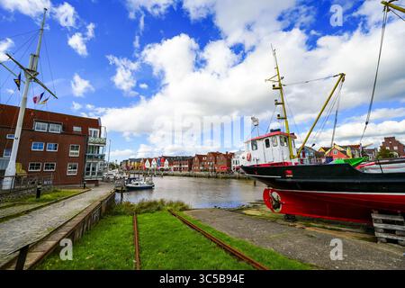 Vista dell'Husumer Au a Husum sulla costa della Frisia settentrionale del Mare del Nord. La città vecchia con edifici storici. Foto Stock