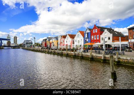 Vista dell'Husumer Au a Husum sulla costa della Frisia settentrionale del Mare del Nord. La città vecchia con edifici storici. Foto Stock