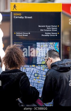 Cartello stradale di Carnaby Street a Soho, Londra, che mette in evidenza destinazioni chiave come Oxford Circus e Piccadilly Circus in un popolare quartiere dello shopping. Foto Stock