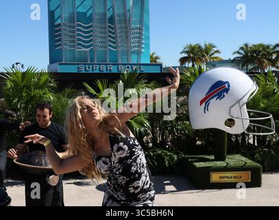 26 gennaio 2020, Miami, Florida, USA: La ballerina della New Century Dance Company Eidis Nava, 28, si esibisce con la musica pan di mano di Pablo Regueiro, 22 anni, a sinistra, mentre i fan del football e del festival partecipano al Super Bowl Live domenica 26 gennaio 2020. (Immagine di credito: © TNS via cavo ZUMA) Foto Stock