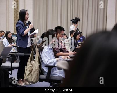 Pechino, Cina. 30 luglio 2025. Un giornalista fa domande durante una conferenza stampa tenuta dall'Ufficio informazioni del Consiglio di Stato (SCIO) sui risultati ottenuti dalla Cina nella gestione dell'immigrazione durante il quattordicesimo periodo del piano quinquennale (2021-2025) a Pechino, capitale della Cina, 30 luglio 2025. Wang Zhizhong, vice ministro della sicurezza pubblica e capo dell'amministrazione nazionale dell'immigrazione (NIA), e funzionari della NIA Xiong Shuren, chi Jingyang e Liu Jia, hanno partecipato alla conferenza stampa di Pechino mercoledì. Crediti: Zhang Yuwei/Xinhua/Alamy Live News Foto Stock