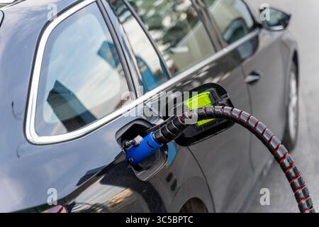 Rifornimento di gas naturale compresso (CNG) in una stazione di rifornimento. Foto Stock