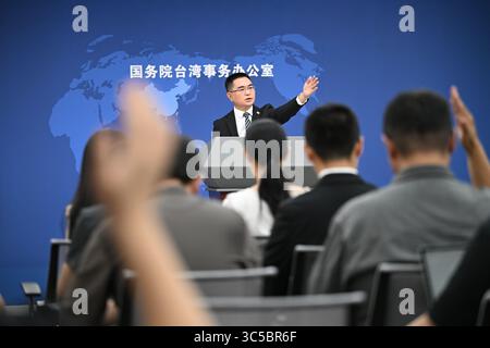 Pechino, Cina. 30 luglio 2025. Chen Binhua, portavoce dell'Ufficio per gli affari di Taiwan del Consiglio di Stato, fa un gesto in una conferenza stampa tenutasi a Pechino, capitale della Cina, il 30 luglio 2025. Crediti: Chen Yehua/Xinhua/Alamy Live News Foto Stock