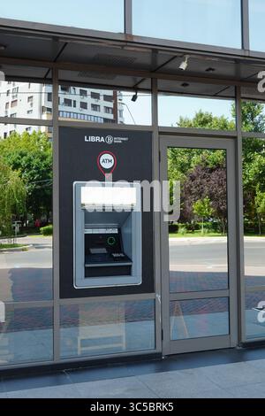 Bucarest, Romania – 24 luglio 2025: Bancomat della Libra Internet Bank Foto Stock