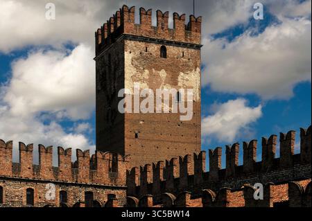 Formidabile fortezza costruita per proteggere il dispotico della Scala o signori Scaligeri di Verona, Veneto, Italia, dalle città-stato rivali e dai loro stessi cittadini. Castelvecchio, lungo il fiume Adige, fondata nel 1354 da Cangrande II della Scala, noto come «CAN Rabbioso» per il suo cattivo temperamento. Il castello, difeso da un fossato profondo, ha un forte mastio costruito in mattoni o è sormontato da merli a coda di rondine. Foto Stock