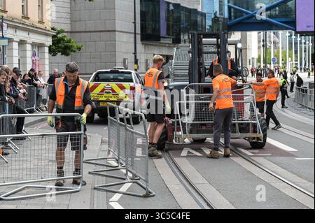 Broad Street, Birmingham 30 luglio 2025: La scherma viene messa in atto mentre i fan di Ozzy Osbourne iniziano a radunarsi lungo Broad Street di Birmingham vicino al Black Sabbath Bridge, davanti al corteo funebre di Ozzy Osbourne, che si prevede si fermerà qui alle 13:00 di mercoledì 30 luglio. Si stima che tra le 6 e le 10 migliaia di persone debbano percorrere le strade di Birmingham per rendere omaggio. Crediti: British News and Media/Alamy Live News Foto Stock