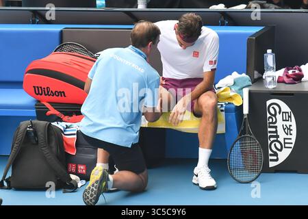 28 gennaio 2020: Il terzo seme ROGER FEDERER (sui) viene trattato dall'allenatore durante una partita contro TENNYS SANDGREN (USA) su Rod Laver Arena in una partita dei quarti di finale maschile il giorno 9 dell'Australian Open 2020 a Melbourne, Australia. Sydney Low/Cal Sport Media. Federer ha vinto il 63 26 26 76 63 (immagine di credito: &Copy; Sydney Low/CSM tramite filo ZUMA) Foto Stock