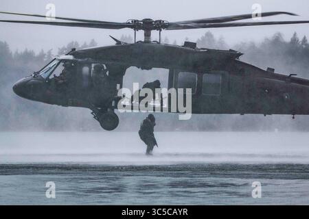 23 gennaio 2020 - Washington, USA - i piloti e l'equipaggio dell'esercito statunitense, assegnati al 2nd Battalion (Assault), 158th Aviation Regiment, facilitano l'addestramento in elocast per i soldati assegnati al 1st Special Forces Group (Airborne) sulla base congiunta Lewis-McChord, Washington, 22 gennaio 2019. L'elocasting è una tecnica aerea utilizzata per inserire soldati in un'area militare di operazioni. (Immagine di credito: © U.S. Army/ZUMA Wire/ZUMAPRESS.com) Foto Stock