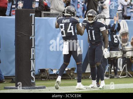 22 dicembre 2019, Nashville, Tennessee, USA: Il wide receiver dei Tennessee Titans Corey Davis (84) si congratula con il wide receiver dei Tennessee Titans A.J. Brown (11) per il suo touchdown durante una partita tra i New Orleans Saints e i Tennessee Titans al Nissan Stadium di Nashville, Tennessee 22 dicembre 2019 (Credit Image: © Mickey Bernal/ZUMA Wire) Foto Stock