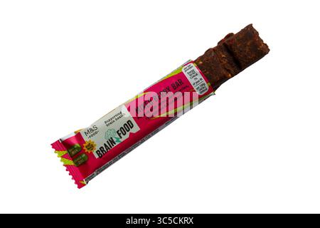 Mixed Berry Bar ricco di datteri fragole lamponi e mirtilli cibo per il cervello da M&S isolato su sfondo bianco - a sostegno della salute del cervello Foto Stock
