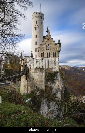Castello di Lichtenstein in un paesaggio invernale. Costruito su una roccia vicino a un burrone, si erge alla luce del sole. Baden-Wuerttemberg, Germania Foto Stock