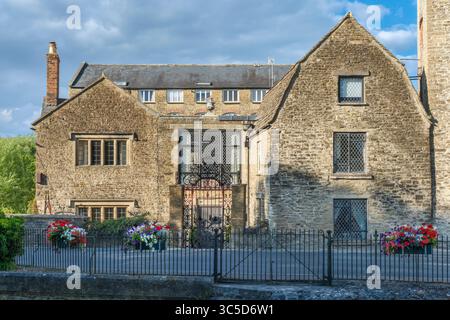 Malmesbury, Wiltshire - lungo il fiume Avon, due ex edifici di fabbrica noti come Silk Mills furono costruiti nel 1793 da Francis Hill, un clothier Foto Stock