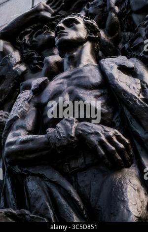 VARSAVIA, POLONIA - 1 SETTEMBRE 2023: Un drammatico primo piano della figura eroica centrale sul Monumento agli Eroi del Ghetto, un memoriale che commemora il Foto Stock