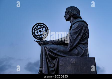 VARSAVIA, POLONIA - 28 AGOSTO 2023: Il Monumento a Nicolaus Copernico di Bertel Thorvaldsen, situato di fronte al Palazzo Staszic, si staglia contro Foto Stock