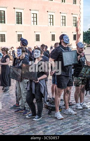 VARSAVIA, POLONIA - 2 SETTEMBRE 2023: Attivisti che indossano maschere Guy Fawkes, un simbolo del collettivo anonimo, tengono in mano monitor vuoti durante una pr Foto Stock