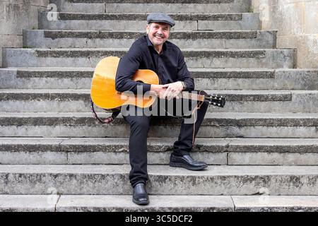 Exeter, Regno Unito. 29 luglio 2025 Alan Fletcher e la sua band hanno fotografato a Exeter Phoenix come parte del tour del Regno Unito per promuovere il suo ultimo album Back to School. Alan è un attore australiano di teatro, televisione e film, ed è meglio conosciuto per il suo ruolo di soap opera in Neighbours come Dr. Karl Kennedy. Che ha iniziato nel 1994. La carriera musicale di Alan iniziò con la band Waiting Room, che Alan formò con Tommy Rando e Chris Hawker nel 2004. Alan condivide un selfie con un fan fuori dal locale prima dell'inizio del suo concerto. Credito: Mark Passmore/Alamy Live News Foto Stock