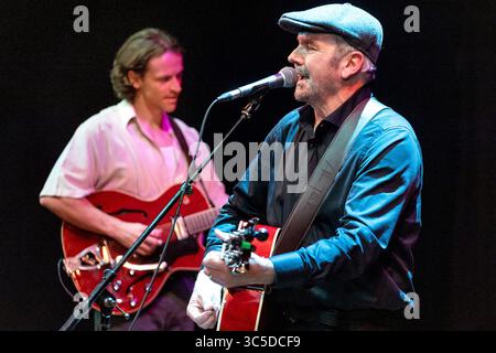 Exeter, Regno Unito. 29 luglio 2025 Alan Fletcher e la sua band hanno fotografato a Exeter Phoenix come parte del tour del Regno Unito per promuovere il suo ultimo album Back to School. Alan è un attore australiano di teatro, televisione e film, ed è meglio conosciuto per il suo ruolo di soap opera in Neighbours come Dr. Karl Kennedy. Che ha iniziato nel 1994. La carriera musicale di Alan iniziò con la band Waiting Room, che Alan formò con Tommy Rando e Chris Hawker nel 2004. Alan condivide un selfie con un fan fuori dal locale prima dell'inizio del suo concerto. Credito: Mark Passmore/Alamy Live News Foto Stock