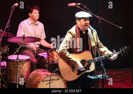 Exeter, Regno Unito. 29 luglio 2025 Alan Fletcher e la sua band hanno fotografato a Exeter Phoenix come parte del tour del Regno Unito per promuovere il suo ultimo album Back to School. Alan è un attore australiano di teatro, televisione e film, ed è meglio conosciuto per il suo ruolo di soap opera in Neighbours come Dr. Karl Kennedy. Che ha iniziato nel 1994. La carriera musicale di Alan iniziò con la band Waiting Room, che Alan formò con Tommy Rando e Chris Hawker nel 2004. Alan condivide un selfie con un fan fuori dal locale prima dell'inizio del suo concerto. Credito: Mark Passmore/Alamy Live News Foto Stock