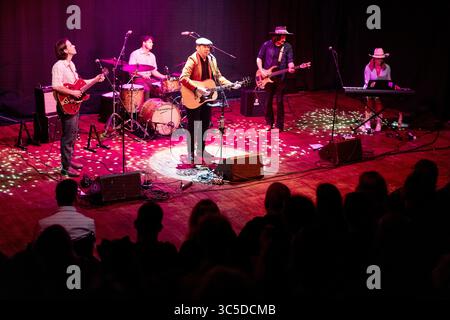 Exeter, Regno Unito. 29 luglio 2025 Alan Fletcher e la sua band hanno fotografato a Exeter Phoenix come parte del tour del Regno Unito per promuovere il suo ultimo album Back to School. Alan è un attore australiano di teatro, televisione e film, ed è meglio conosciuto per il suo ruolo di soap opera in Neighbours come Dr. Karl Kennedy. Che ha iniziato nel 1994. La carriera musicale di Alan iniziò con la band Waiting Room, che Alan formò con Tommy Rando e Chris Hawker nel 2004. Alan condivide un selfie con un fan fuori dal locale prima dell'inizio del suo concerto. Credito: Mark Passmore/Alamy Live News Foto Stock